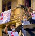 Imagem mostra seis mulheres na escada que dá acesso ao Centro de Referência Soledad Barret com os punhos fechados, em alusão ao símbolo da luta feminista  Foto: Imagem: Divulgação / Movimento Olga Benário PE / Alma Preta