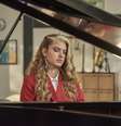 A brasileira Giovanna Grigio retorna ao papel de Emília  Foto: Mayra Ortiz/Netflix