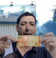 Paulo Vinícius Coelho com sua nota de R$ 20 recuperada.  Foto: Reprodução / @PVC/Twitter