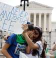 Mulheres choram na frente da Suprema Corte dos EUA, em Washington, após decisão sobre direito ao aborto  Foto: Getty Images / BBC News Brasil