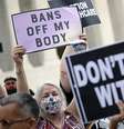 Ativistas pró-aborto e antiaborto protestam lado a lado durante uma manifestação do lado de fora da Suprema Corte em 04 de outubro de 2021 em Washington, DC.  Foto: Getty Images / BBC News Brasil