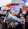 Ativistas de direitos ao aborto e ativistas anti-aborto se reúnem na Suprema Corte na quinta-feira  Foto: EPA / BBC News Brasil