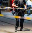 Imagem mostra equipes de emergência do lado de fora do London Pub, no centro de Oslo, onde o ataque a tiros aconteceu na noite desta sexta-feira, 24  Foto: Javad Parsa/NTB / Reuters