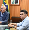 O então ministro da Educação Milton Ribeiro e o pastor Arilton Moura em 30/11/2021   Foto: Reprodução/Carta Capital / Luis Fortes/MEC