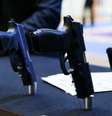 Armas de fogo utilizadas pela polícia expostas em mesa  Foto: Imagem: José Cruz/Agência Brasil / Alma Preta