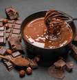 O chocolate fracionado é ótimo para coberturas e casquinhas de bombons – Foto: Guia da Cozinha  Foto: Guia da Cozinha