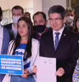 Randolfe Rodrigues (de terno preto) mostra o pedido para criação da CPI do MEC   Foto: Reprodução