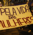 Mulheres levantam cartaz em protesto pela legalização do aborto  Foto: Imagem: Fernando Frazão/Agência Brasil / Alma Preta