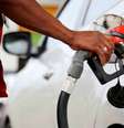 Frentista abastece carro em posto de gasolina de Salvador  Foto: Getty Images / BBC News Brasil