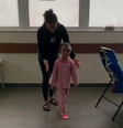 Um mês após ser baleada na cabeça, menina de quatro anos dá primeiros passos    Foto: @andressasilva144 / Reprodução/TikTok