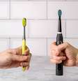 Escova de dente elétrica e manual  Foto: Getty Images / BBC News Brasil
