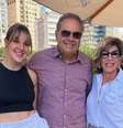 Silvia Poppovic ao lado do marido, Marcello Bronstein, e da filha, Ana Poppovic. A apresentadora divulgou que o companheiro está enfrentando uma leucemia e a filha do casal doará medula óssea ao pai.  Foto: Instagram/@silviapoppovic / Estadão