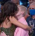 Vitória Strada beijou a namorada ao vivo no 'Domingão com Huck'  Foto: Reprodução/TV Globo