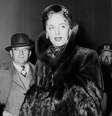 Christine Jorgensen em foto no aeroporto de Nova York  Foto: Getty Images / BBC News Brasil