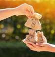 Para que um bom momento financeiro dure, é necessário ter os pés no chão  Foto: Shutterstock / Alto Astral