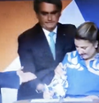 Jair Bolsonaro interrompe assinatura de nova presidente da Caixa para que ela use caneta Bic  Foto: Reprodução / @AnaCrisBarros/Twitter