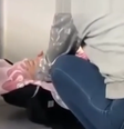 Em um vídeo, a suspeita aparece abafando o choro de um bebê com uma coberta  Foto: Reprodução/TV Record