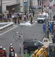 Equipes de emergência na praça da estação Kintetsu Yamato-Saidaiji após o ataque a Abe  Foto: Getty Images / BBC News Brasil