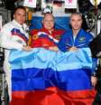 Cosmonautas russos Sergey Korsakov, Oleg Artemyev e Denis Matveev exibem bandeira da República Popular de Lugansk na ISS   Foto: Roscosmos/Telegram / Meio Bit