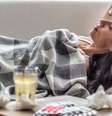 Muitas pessoas estão pegando covid pela segunda ou até pela terceira vez, o que está relacionado à circulação das variantes do vírus e ao relaxamento total das medidas preventivas  Foto: Getty Images / BBC News Brasil