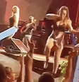 Cantora cai de palco durante apresentação no Piauí  Foto: Reprodução / @allaneoficial/Instagram