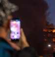 Homem tira foto de incêndio de grandes proporções em prédio comercial na região central de São Paulo  Foto: ISAAC FONTANA/CJPRESS/ESTADÃO CONTEÚDO
