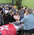 Presidente do PT, Gleisi Hoffmann, participa do velório do guarda municipal Marcelo Arruda em Foz do Iguaçu (PR), nesta segunda-feira, 11. Ele foi assassinado por um bolsonarista enquanto comemorava o aniversário de 50 anos com uma festa temática do Partido dos Trabalhadores   Foto: CHRISTIAN RIZZI/FOTOARENA/ESTADÃO CONTEÚDO
