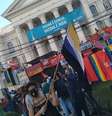 Lirio Negro com bandeira Não-Binária durante manifestação  Foto: Wikimedia Commons / Wikimedia Commons