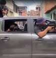 Imagem mostra um grupo armado dentro de um carro em clipe de pastor baiano  Foto: Reprodução/Redes sociais / Alma Preta