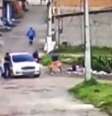 Imagem mostra dois policiais ao lado de um carro e um homem com as mãos na cabeça  Foto: Reprodução/Vídeo / Alma Preta