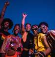 Imagem mostra jovens negros celebrando na última edição do AFROPUNK  Foto: Imagem: Divulgação / AFROPUNK Bahia / Alma Preta