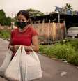 Maria Luiza segura doações de alimentos  Foto: Mariana Guerreiro - Visão Mundial / BBC News Brasil