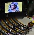 Imagem mostra parlamentares em ato em memória de Marielle Franco  Foto: Imagem: Zeca Ribeiro/Câmara dos Deputados / Alma Preta