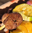 Proteína de soja defumada, abobrinha, cebola e batata no espeto  Foto: Vegano Periférico