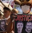 Manifestantes com cartazes pedem justiça por Dom e Bruno  Foto: EPA / Ansa - Brasil