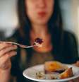 Alguns signos capricham na hora de cometer o pecado da gula, descubra quais são eles  Foto: Helena Lopes / Unsplash