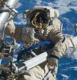Cosmonauta realiza manutenção em componentes da ISS (Imagem: Reprodução/NASA)  Foto: Canaltech