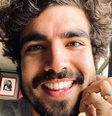 Caio Castro diz que se incomoda com a imposição de que o homem tem que pagar o encontro  Foto: Reprodução/Instagram/Caio Castro