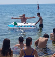 Em meio a calor na Itália, padre celebra missa em mar e usa boia como altar  Foto: Reprodução/Twitter