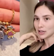 Virginia Fonseca presentou o sogro com colar de outro, safiras e rubis feito pelo designer Paulo Teixeira  Foto: Reprodução/Instagram