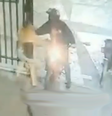O 'assaltante da moto laranja' age à noite e encurrala as vítimas na calçada  Foto: Reprodução