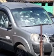 Imagens do veículo mostram marcas de bala na lataria do carro bem como no vidro para-brisa  Foto: Reprodução