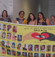 Grupo de mães representando a Rede de Mães e Familiares Vítimas da Violência de Estado na Baixada Fluminense no lançamento de Nossos Filhos Têm Mães  Foto: Divulgação