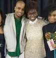 Joice (de óculos) junto com quatro filhos: escritora afirma que diálogo sobre racismo foi fundamental  Foto: Arquivo pessoal / BBC News Brasil