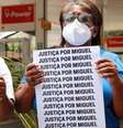 Mulher negra segura cartaz em que se lê: Justiça por Miguel.  Foto: Imagem: Débora Oliveira / Alma Preta Jornalismo / Alma Preta