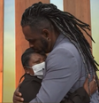 Bastante emocionado, Manoel abraçou a mulher e a perguntou sobre o motivo do choro  Foto: Reprodução: TV Globo