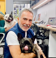 Silvio e Stella com seus cães Cacau e Jamón  Foto: Arquivo pessoal