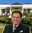 Silvio Santos diante da fachada do hotel da versão argentina do reality show  Foto: Reproduções