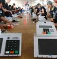 Servidores do TRE-DF trabalham fazendo a carga e lacração das urnas eletrônicas que vão para o exterior; TSE mapeia possíveis ameaças ao pleito de 2022  Foto: Dida Sampaio/Estadão