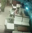 Nas imagens, Igor aparece de bermuda, sem camisa e descalço se aproximando e colocando as mãos na coxa da menina  Foto: Reprodução/ O Globo